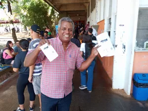 Ronaldo Almeida, da equipe da SVC, convida os estudantes para o Fórum de sexta-feira