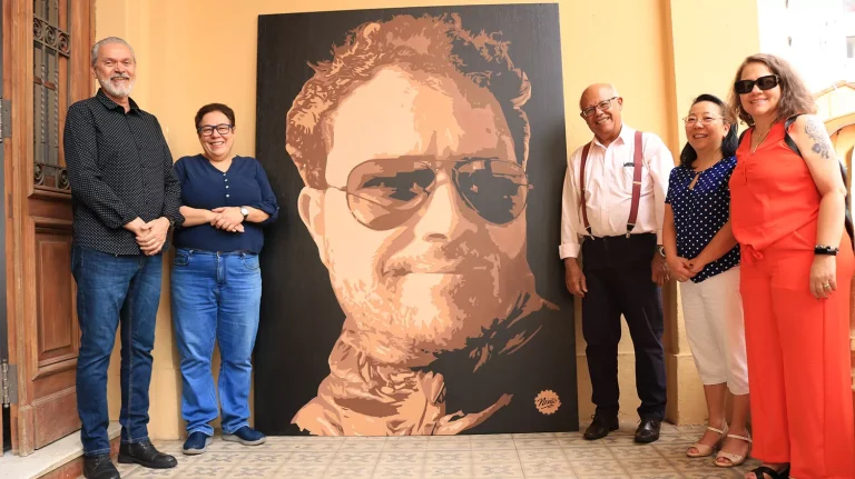 Muro do Cotuca ganha novas cores com grafite de Gustavo Nénão